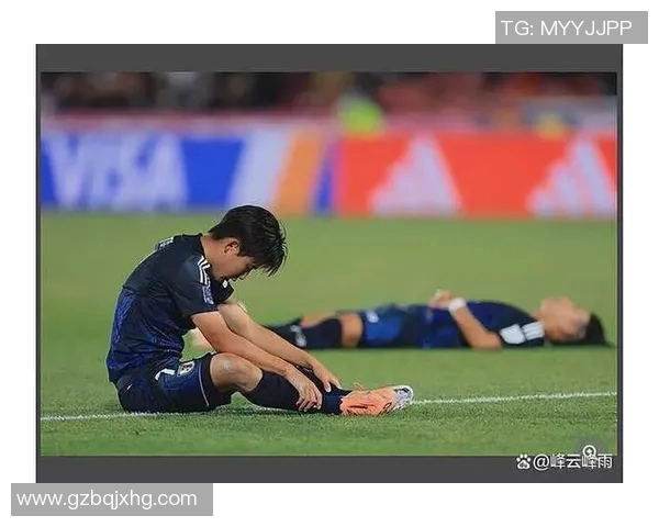 韩国足球明星在比赛失利后泪洒赛场感人瞬间引发球迷热议