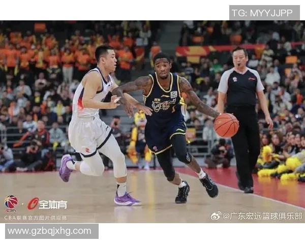 山东男篮与广东男篮激战正酣谁能在这场巅峰对决中笑到最后